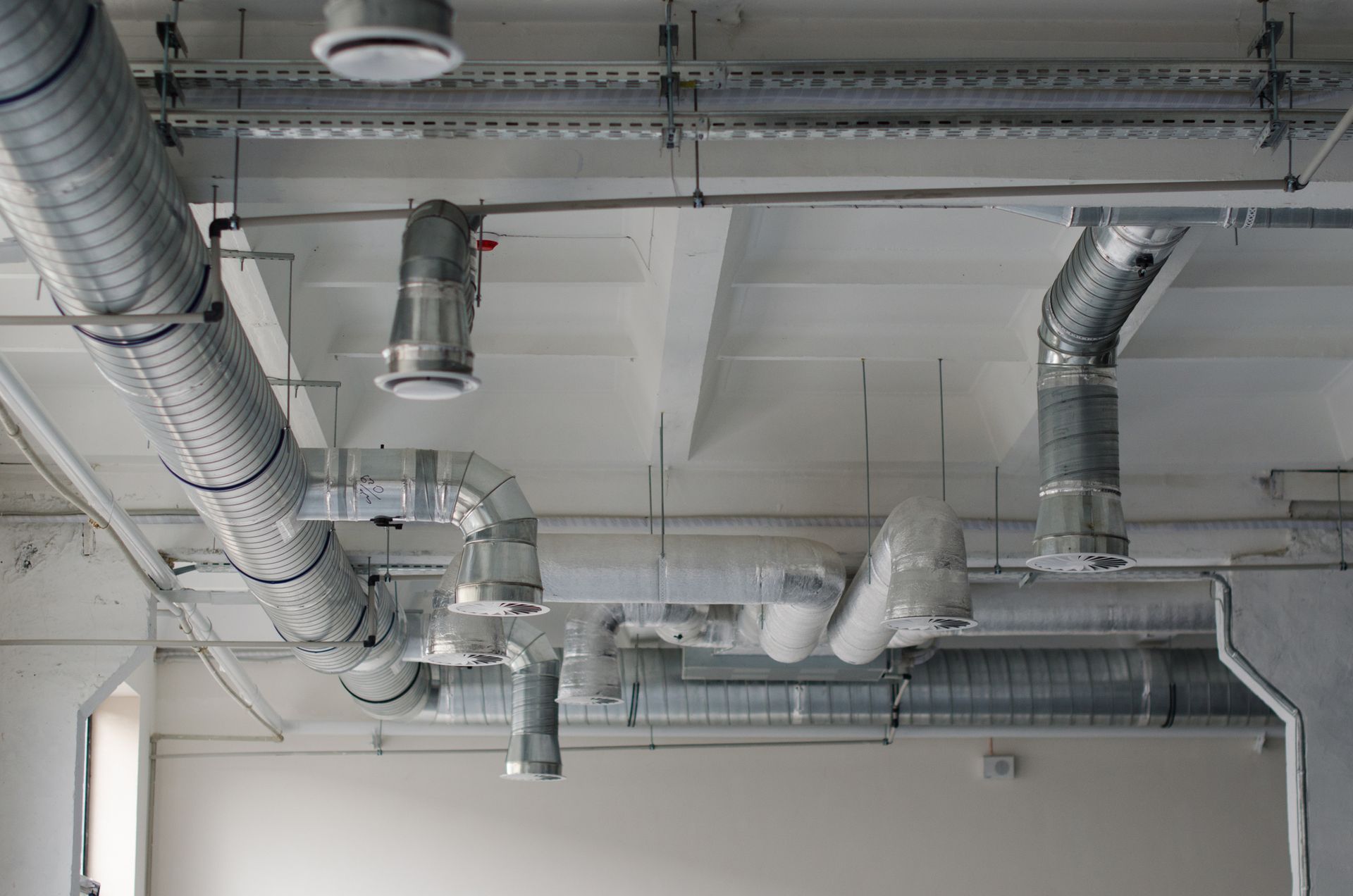 Primo piano di una fila di apparecchiature elettriche in una fabbrica.