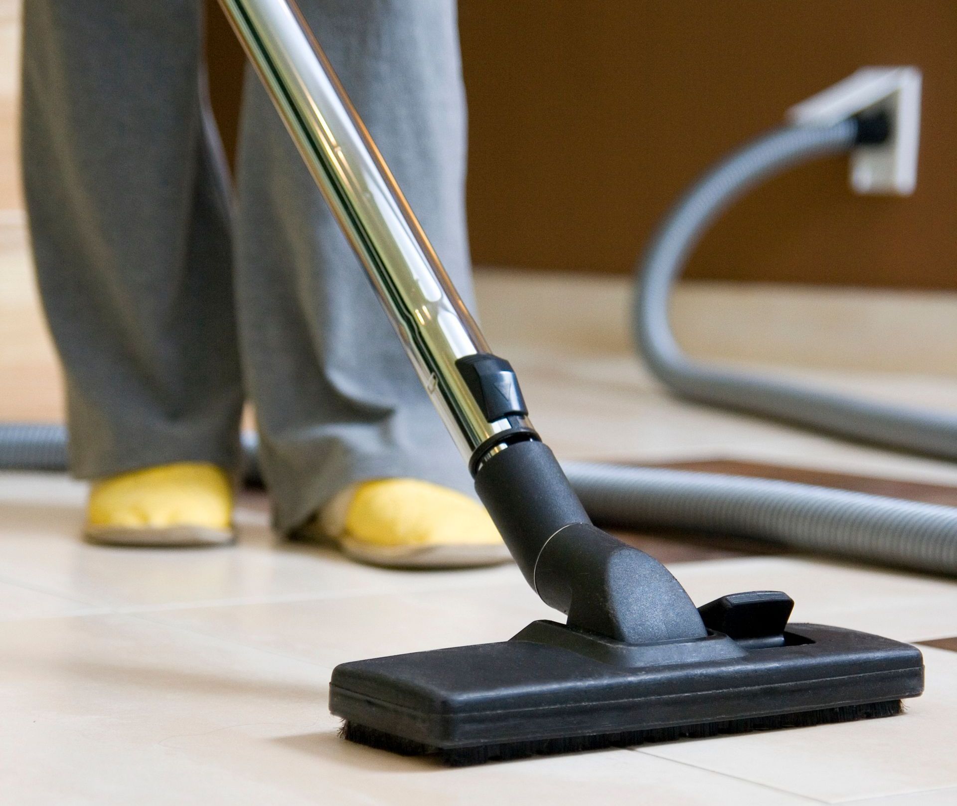 Un gruppo di tubi sono collegati tra loro in una fabbrica.
