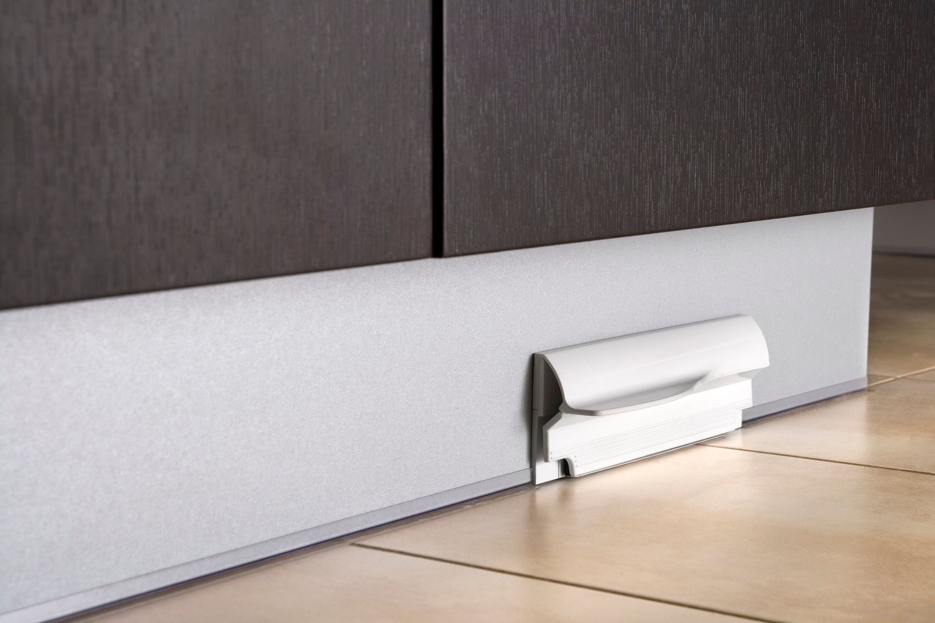 Una fila di torri di raffreddamento attraversate da tubi.