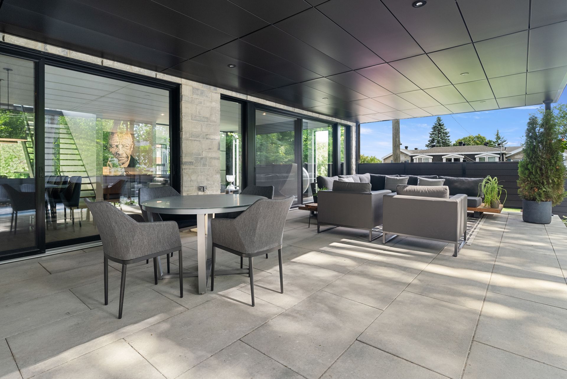 Une impression d'artiste d'un patio avec une table et des chaises