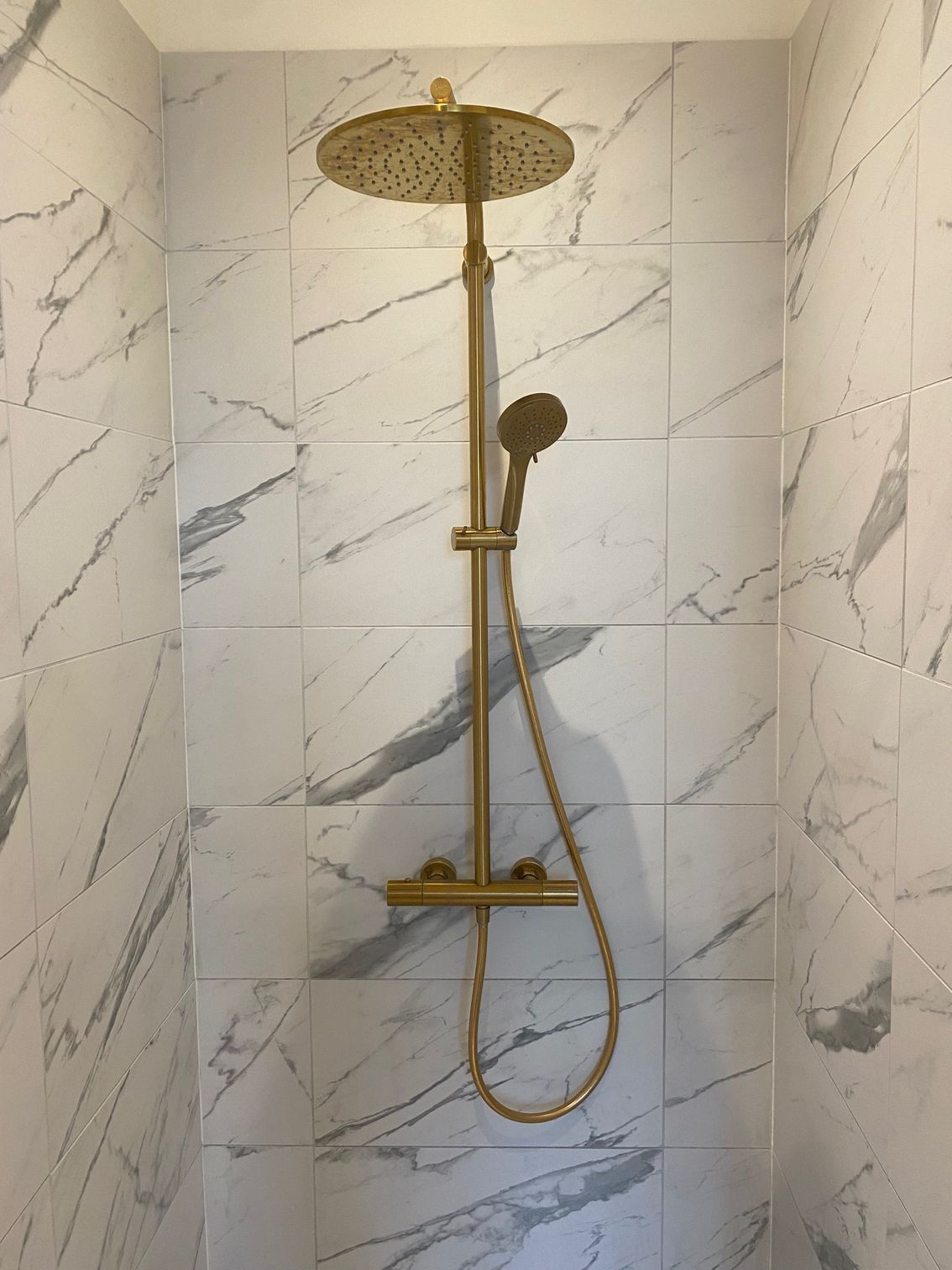 Ein Duschkopf mit einem daran befestigten Schlauch