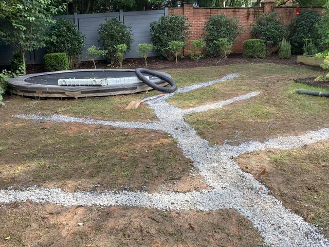 Soluciones para evitar el agua estancada en tu patio o jardín: por qué  hacer un desagüe en el patio?