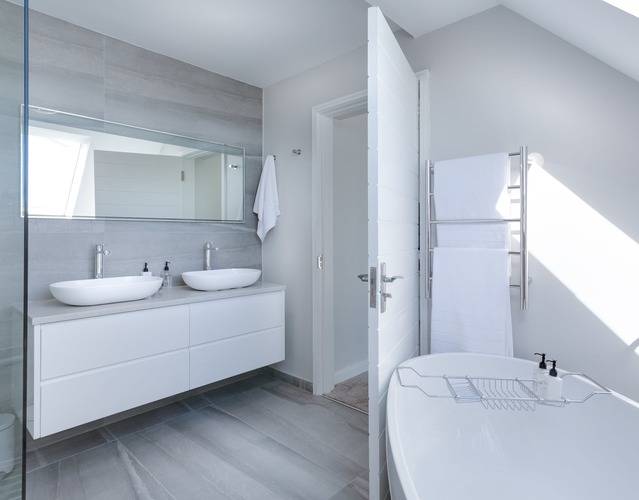 Bagno con articoli di rubinetteria e termoidraulica moderni