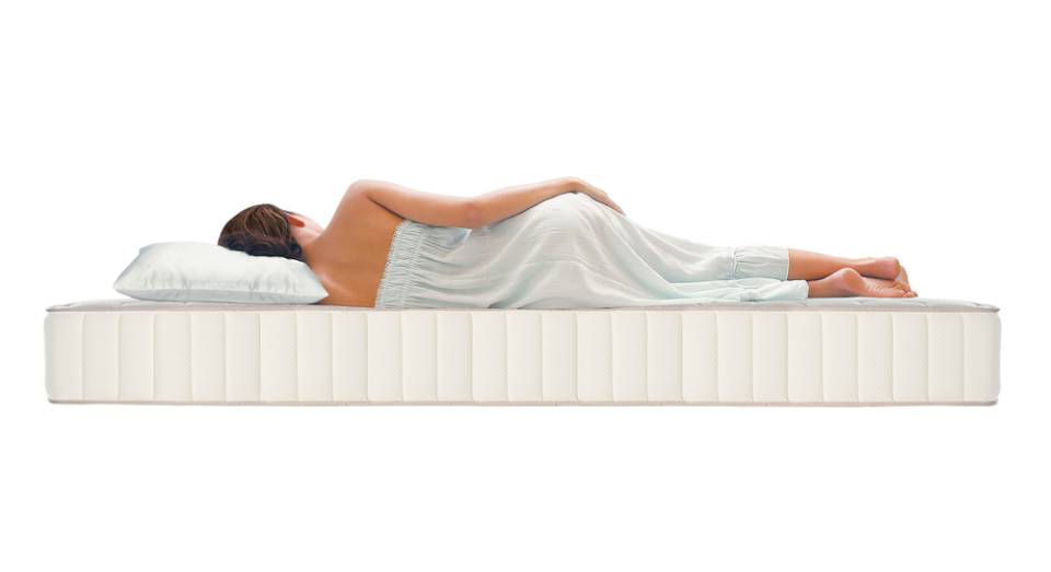 Donna che dorme su un fianco sul materasso