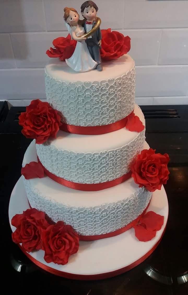 red rose and cake lace wedding cake