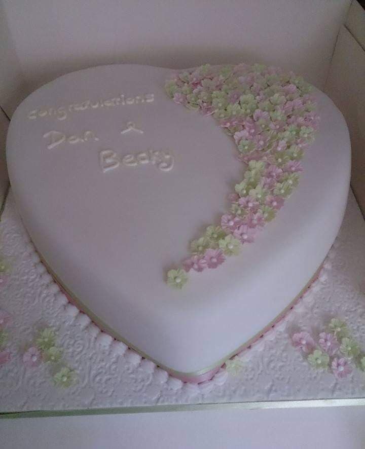 engagement cake heart with flowers