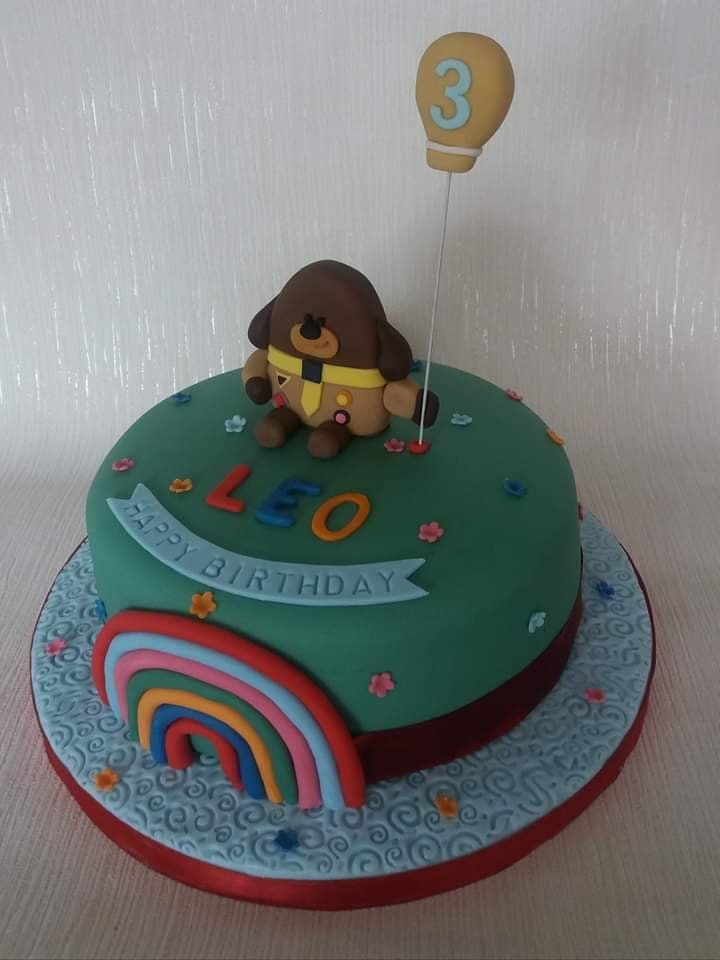 Hey Duggee cake with fondant topper rainbow