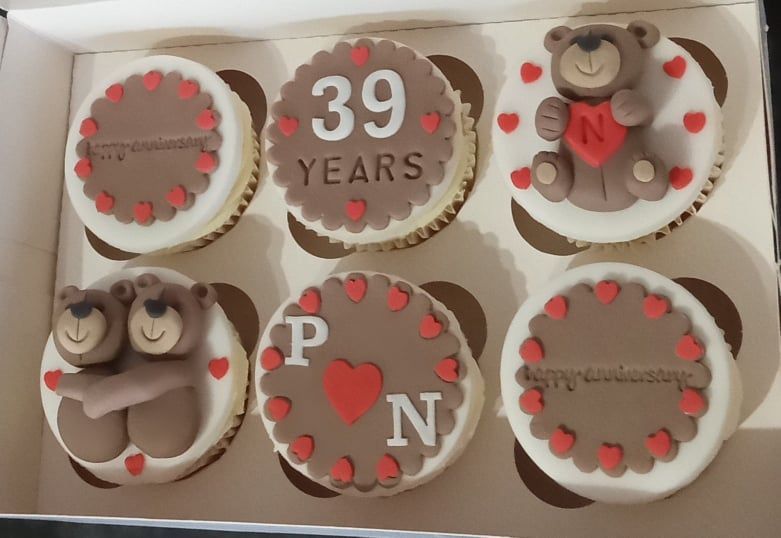 anniversary cupcakes with teddy