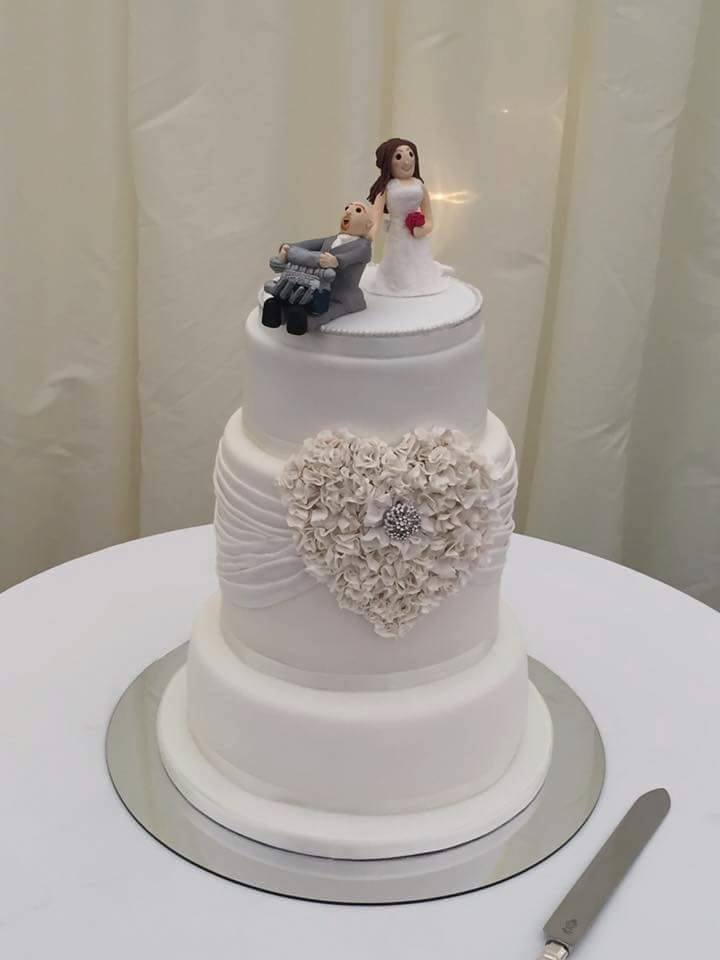 ruffles cake with topper broach