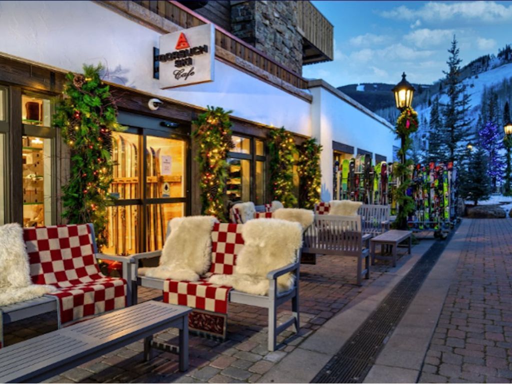 A row of chairs and tables outside of a building.