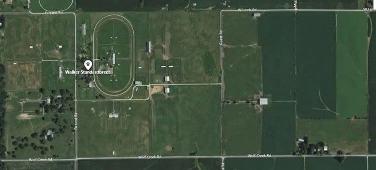 An aerial view of a field with a circle in the middle