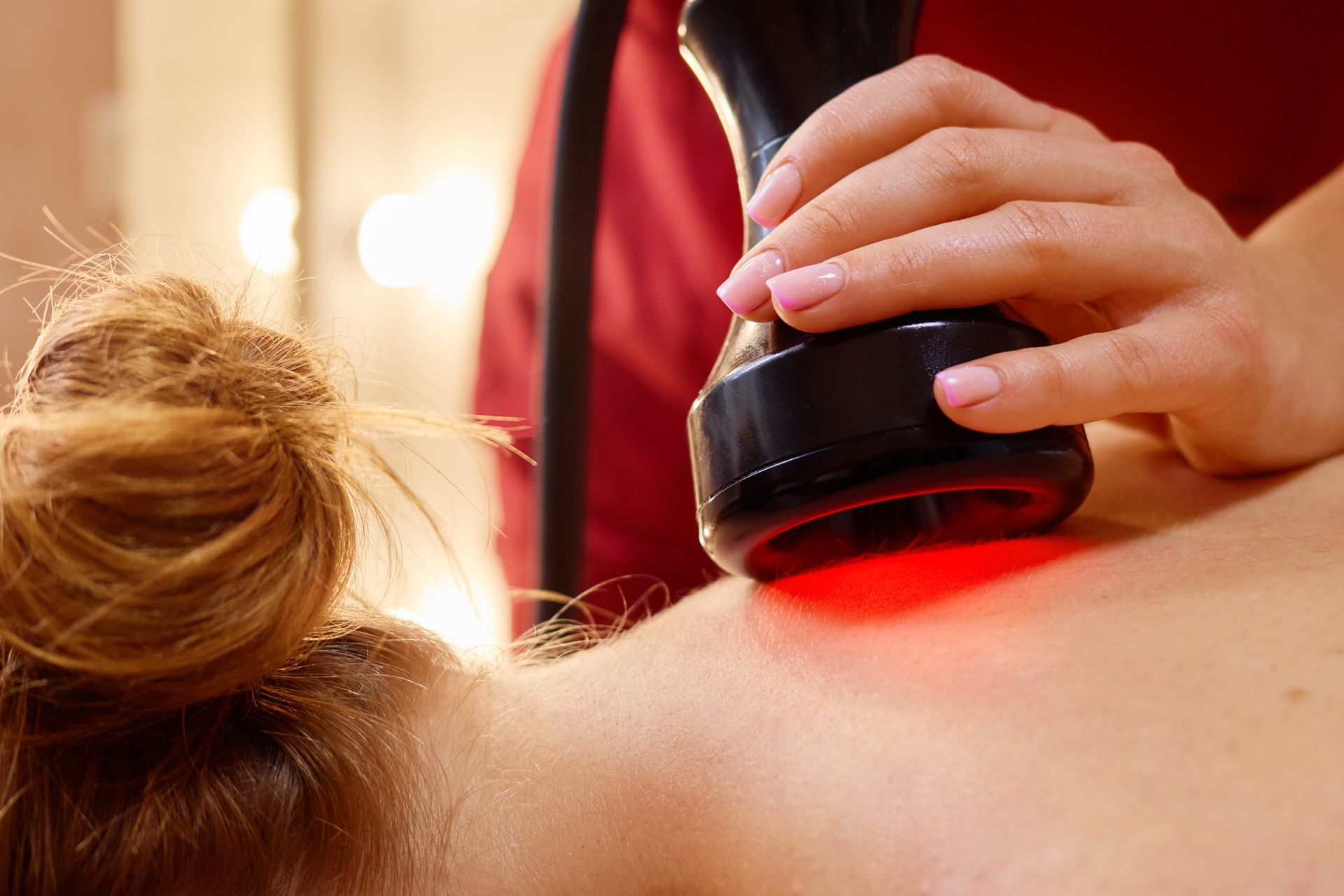 woman receiving laser therapy on her back