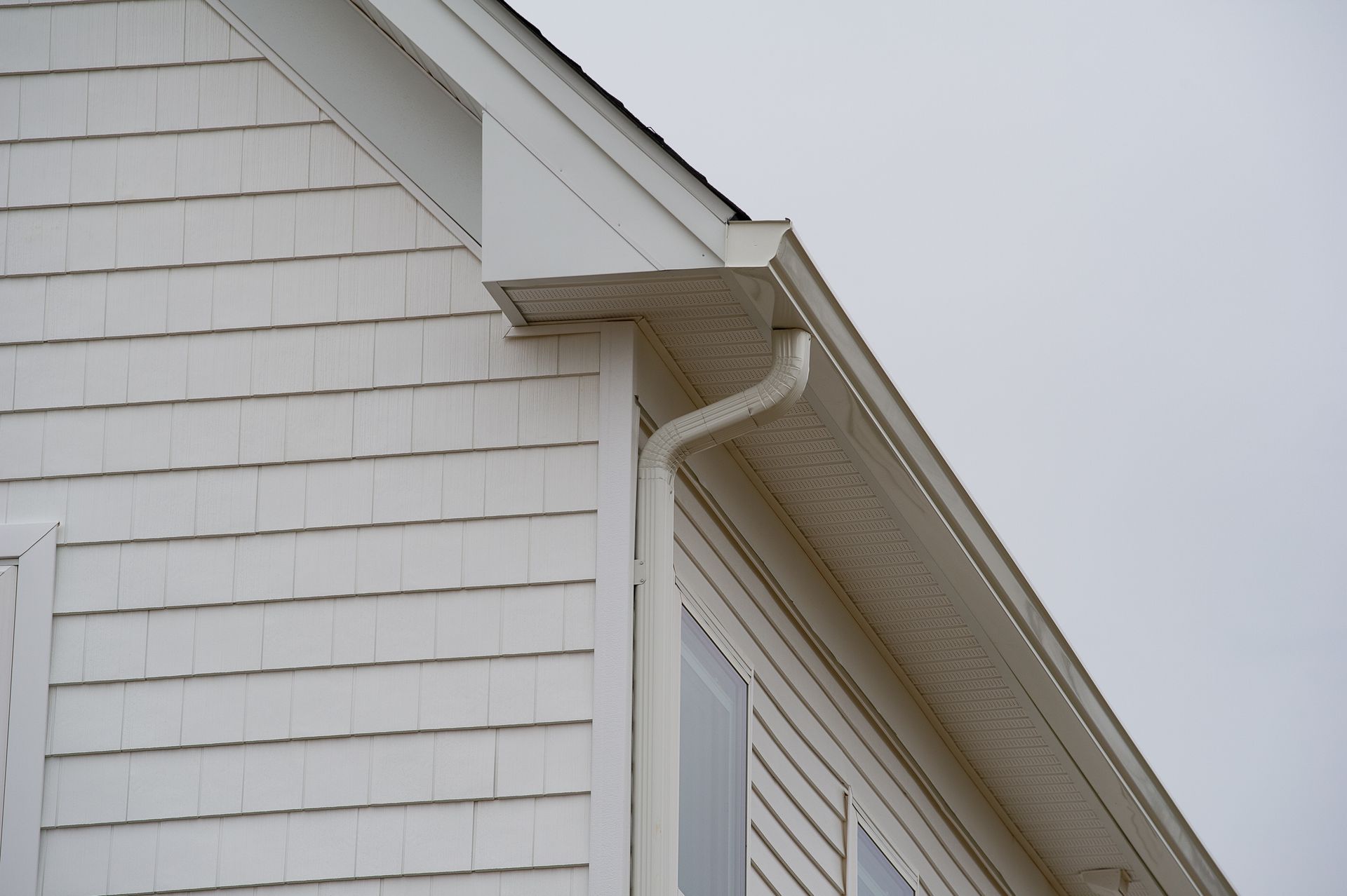 A white house with new seamless aluminum rain gutters