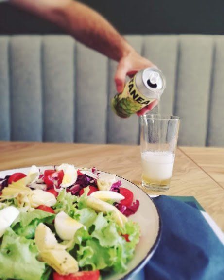 insalata e bibita per la pausa pranzo al bar