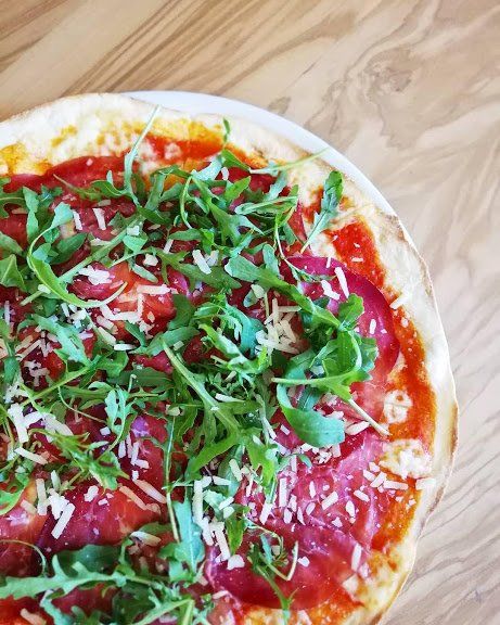 pizza al pomodoro con rucola