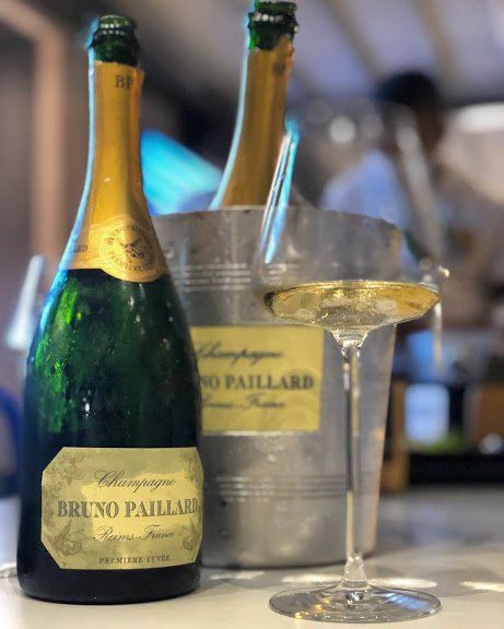 bottiglia e calice di vino bianco