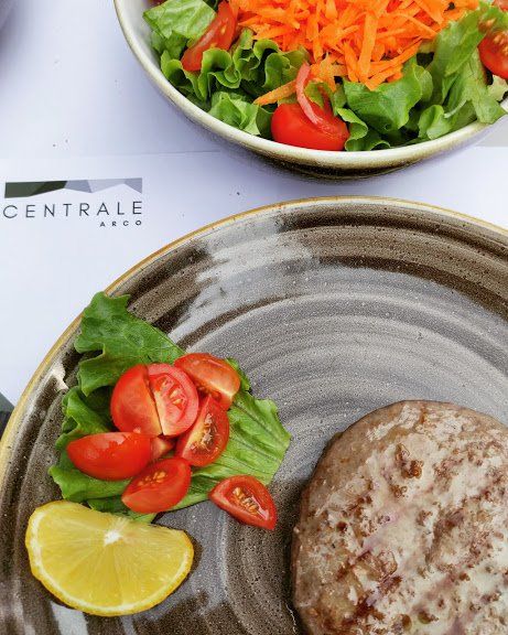 piatto di carne e contorno di verdure