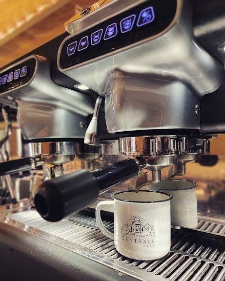 macchina e tazza da caffè