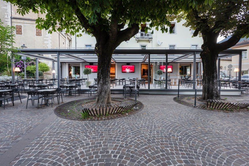 piazza davanti al bar centrale