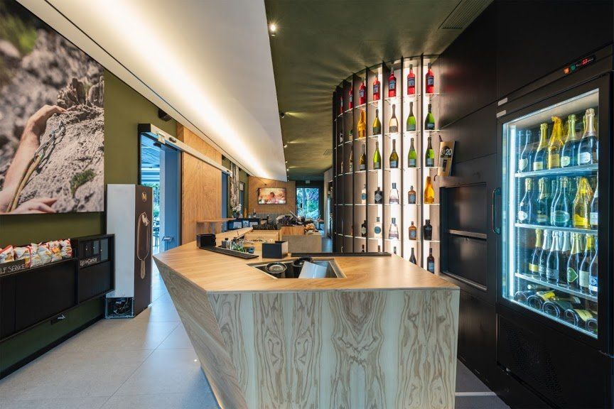 bancone con bottiglie di vino rosso, bianco e bollicine