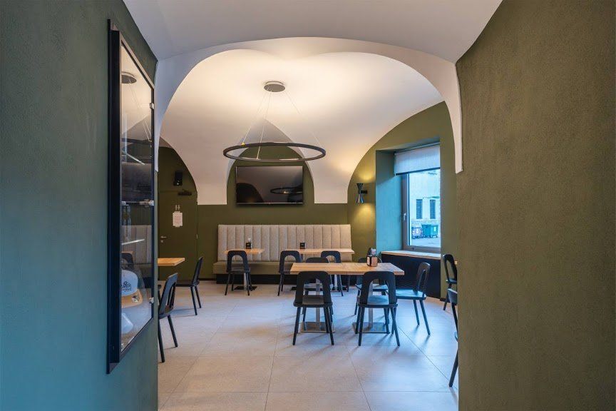 sala con tavoli del bar centrale