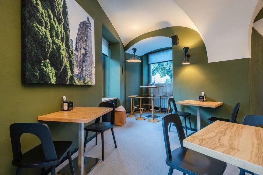 sala con tavoli del bar caffetteria