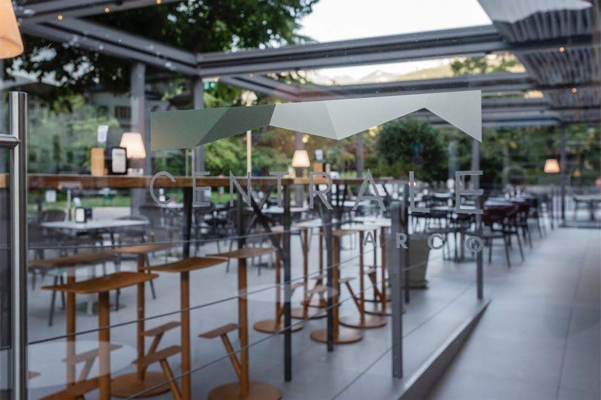 tavoli esterni del bar caffetteria