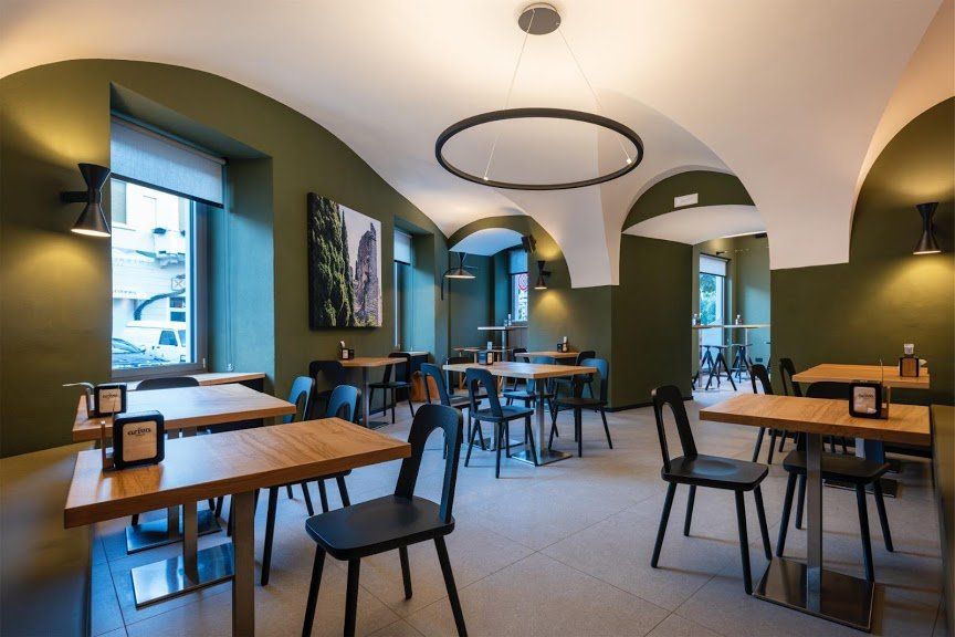 sala del bar con tavoli per pausa pranzo
