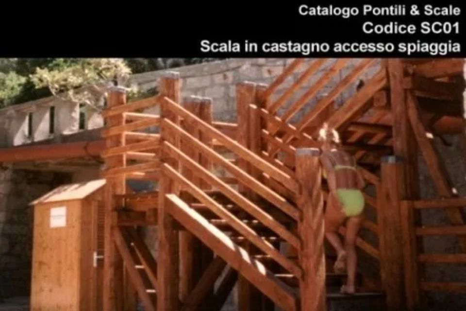 Scala in castagno accesso spiaggia