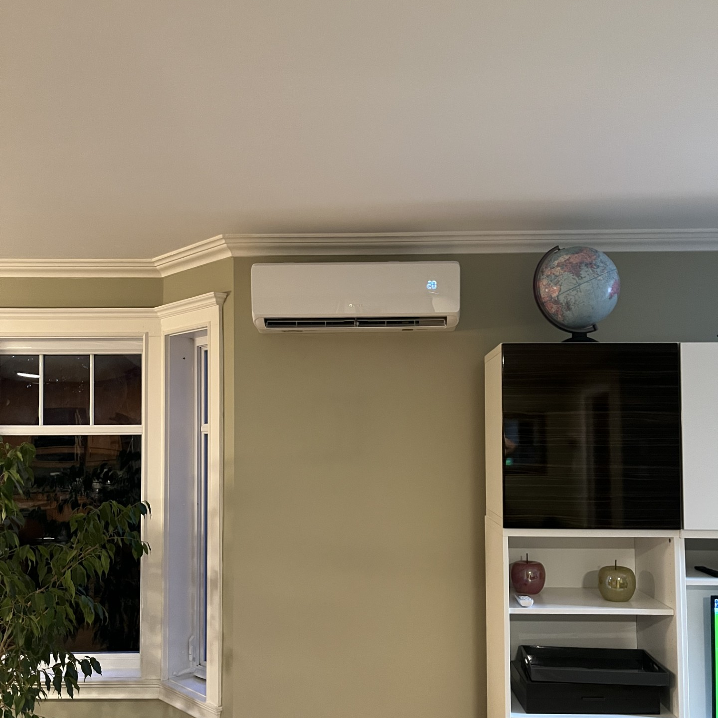 Un salon avec un globe suspendu au plafond