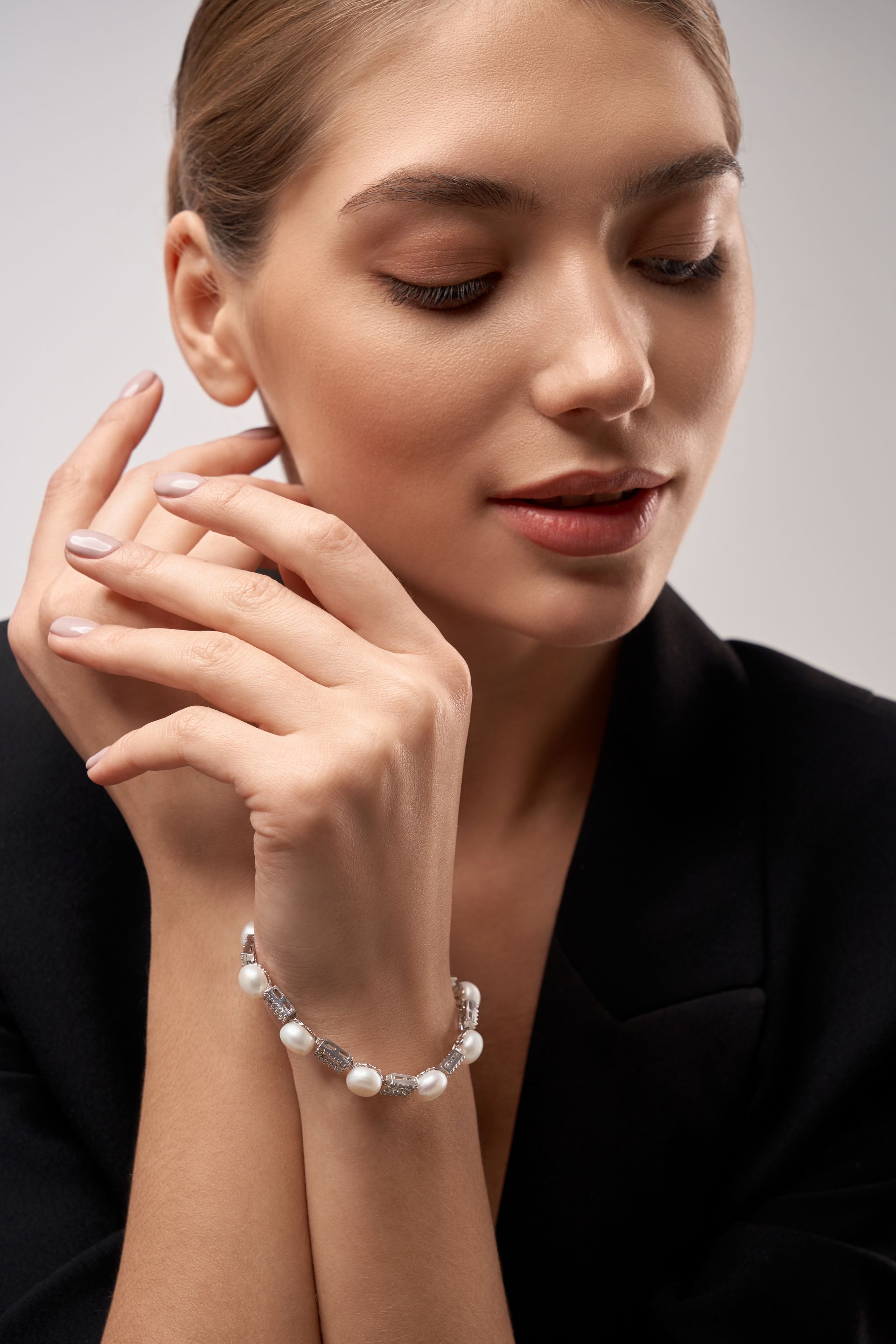 model with a pearl bracelet on her hand