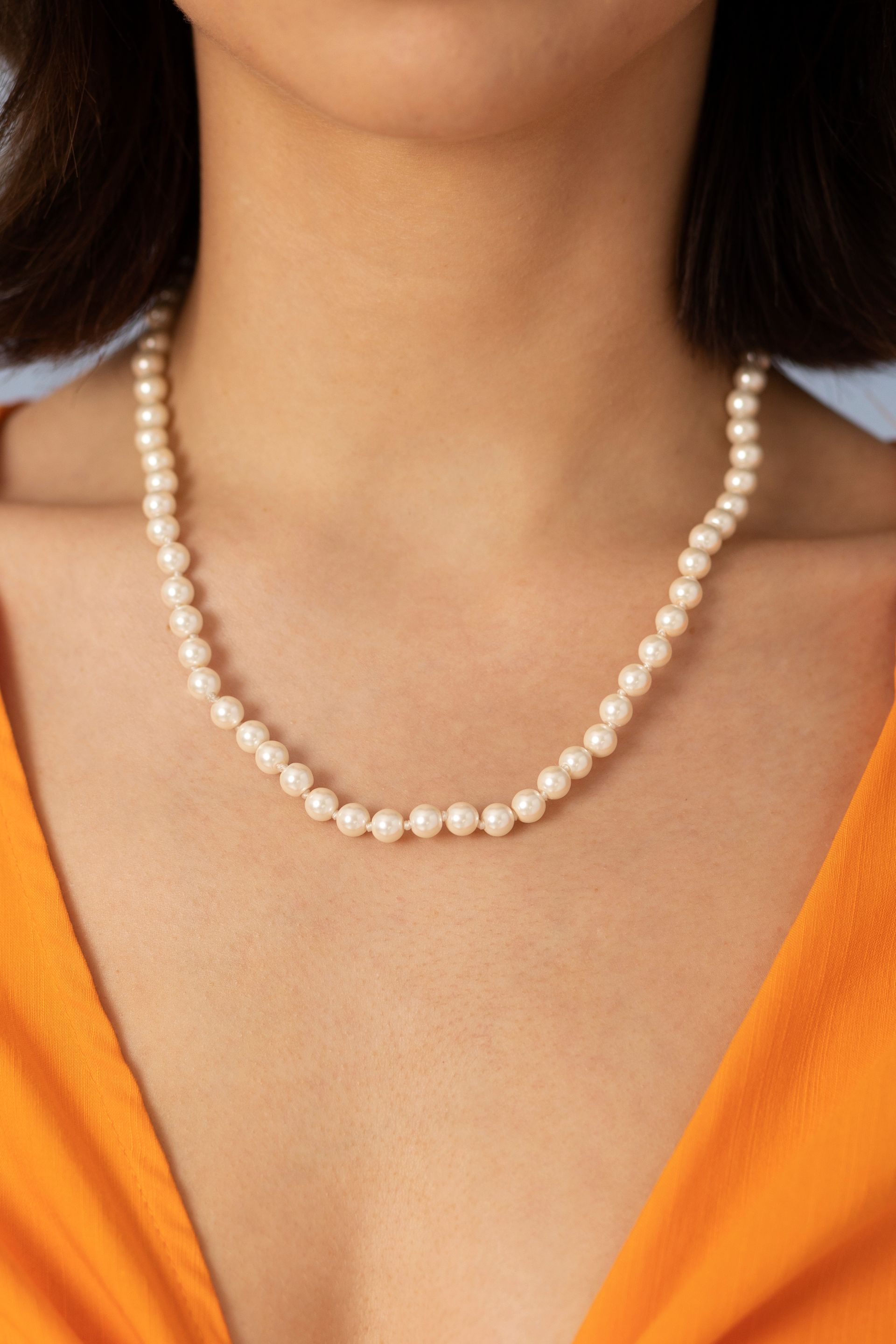 model wearing a pearl necklace