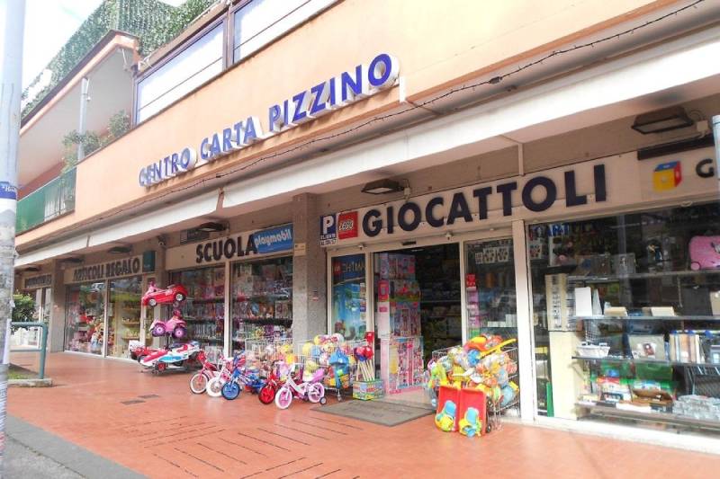 esterni negozio giocattoli e scuola