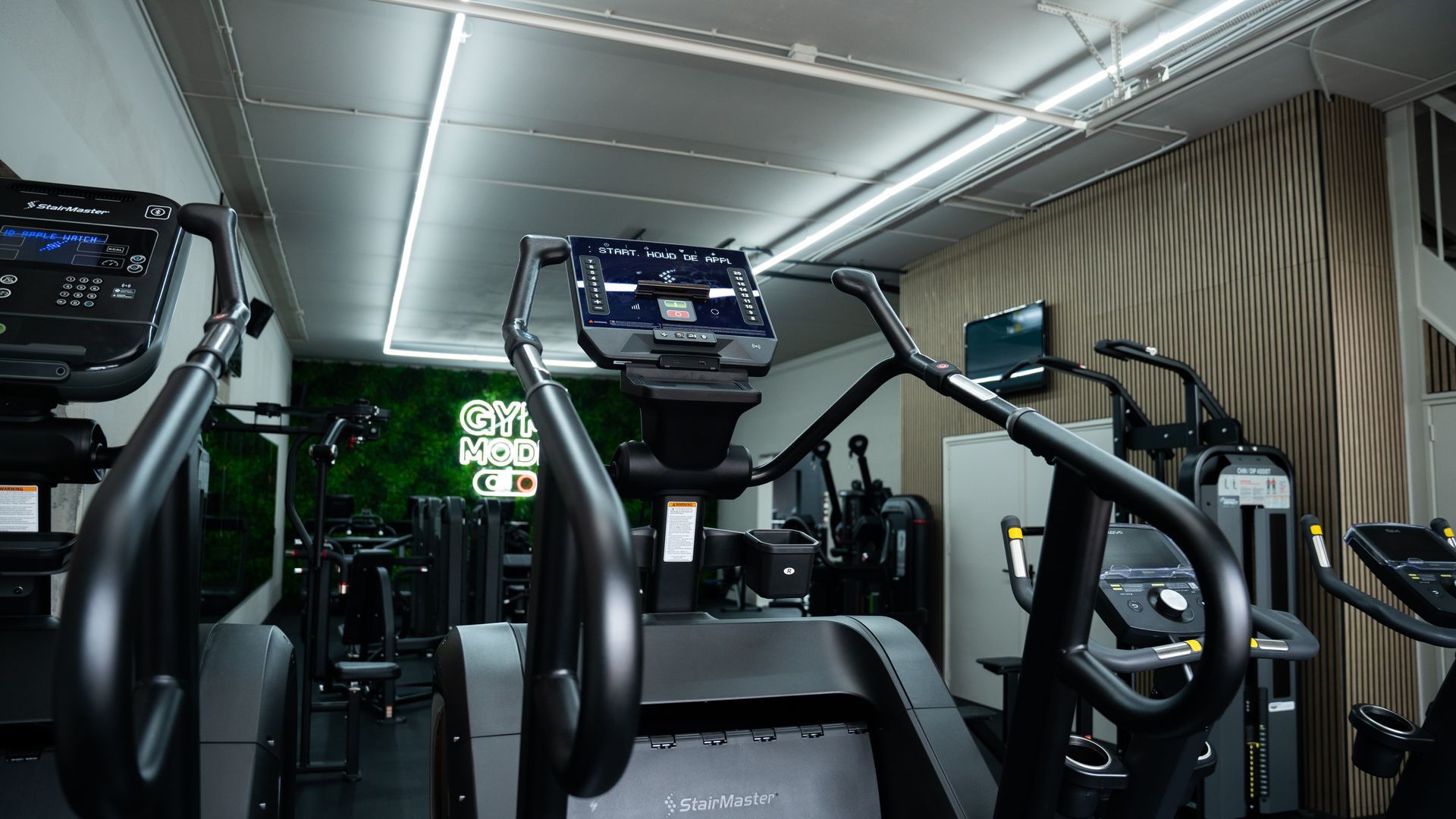 Een man rent op een loopband in een sportschool.