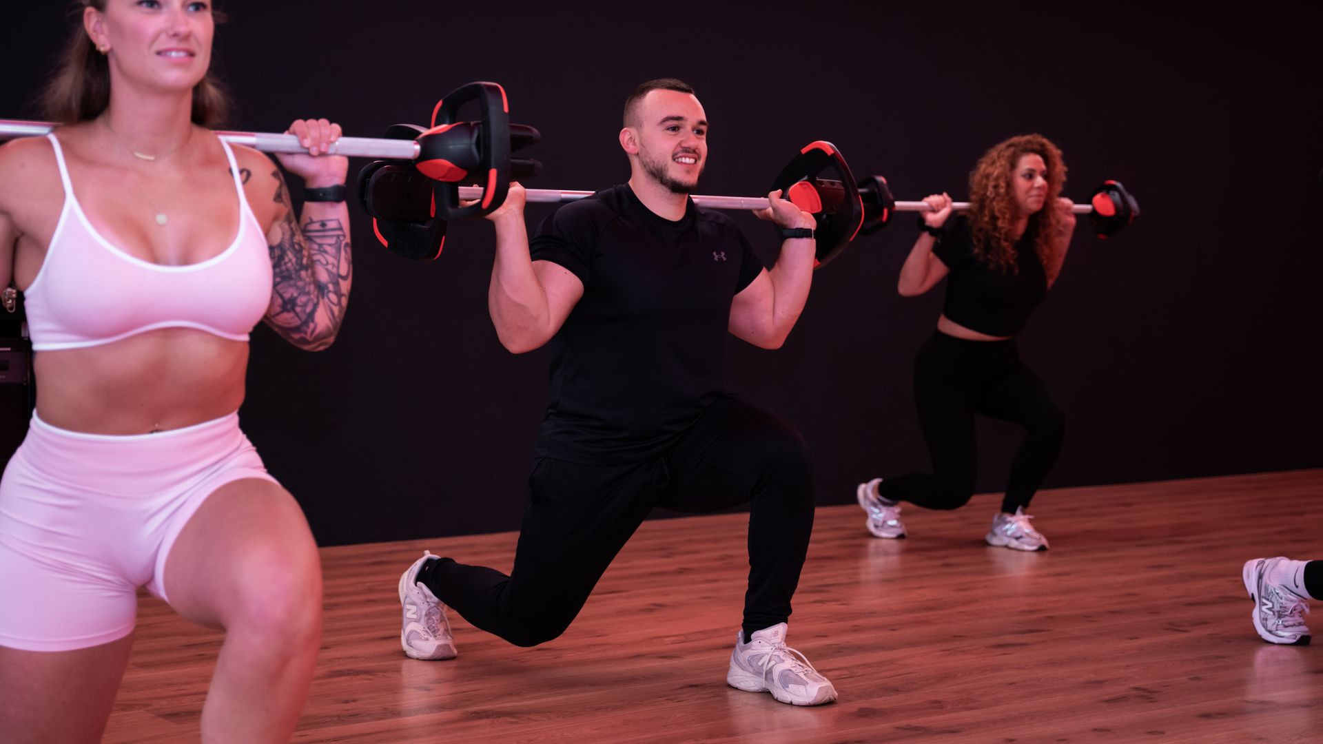 Een vrouw doet sit-ups op een mat in een sportschool.
