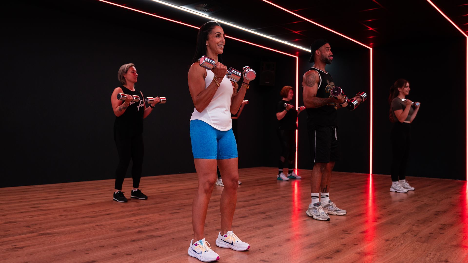 Een vrouw doet sit-ups op een mat in een sportschool.