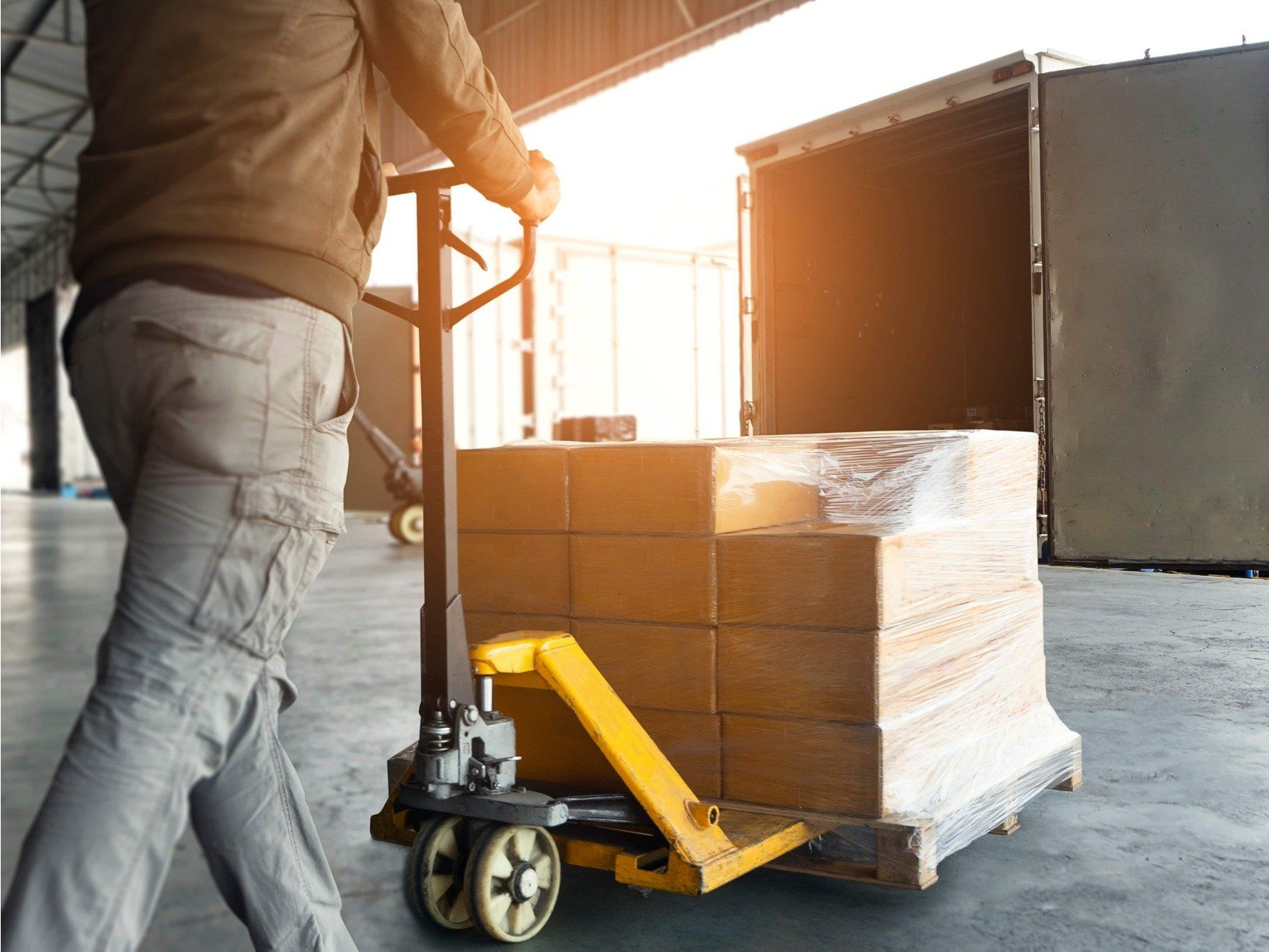 Делала груз. Trucks with Pallets. LTL shipment. Stacked Pallets into Box Truck. Техника на стройке чтоб перетаскивать коробки.