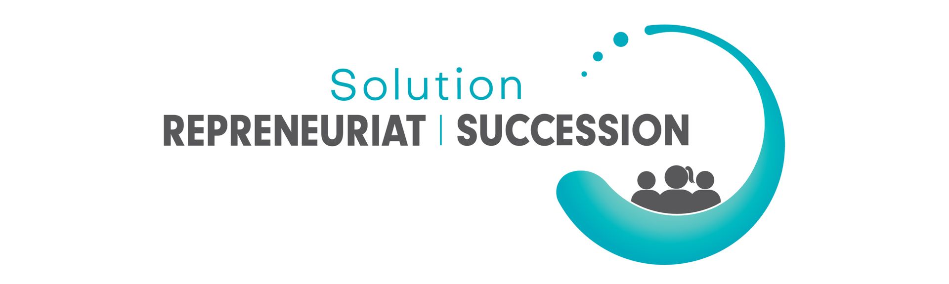 Une jeune femme regarde la caméra.