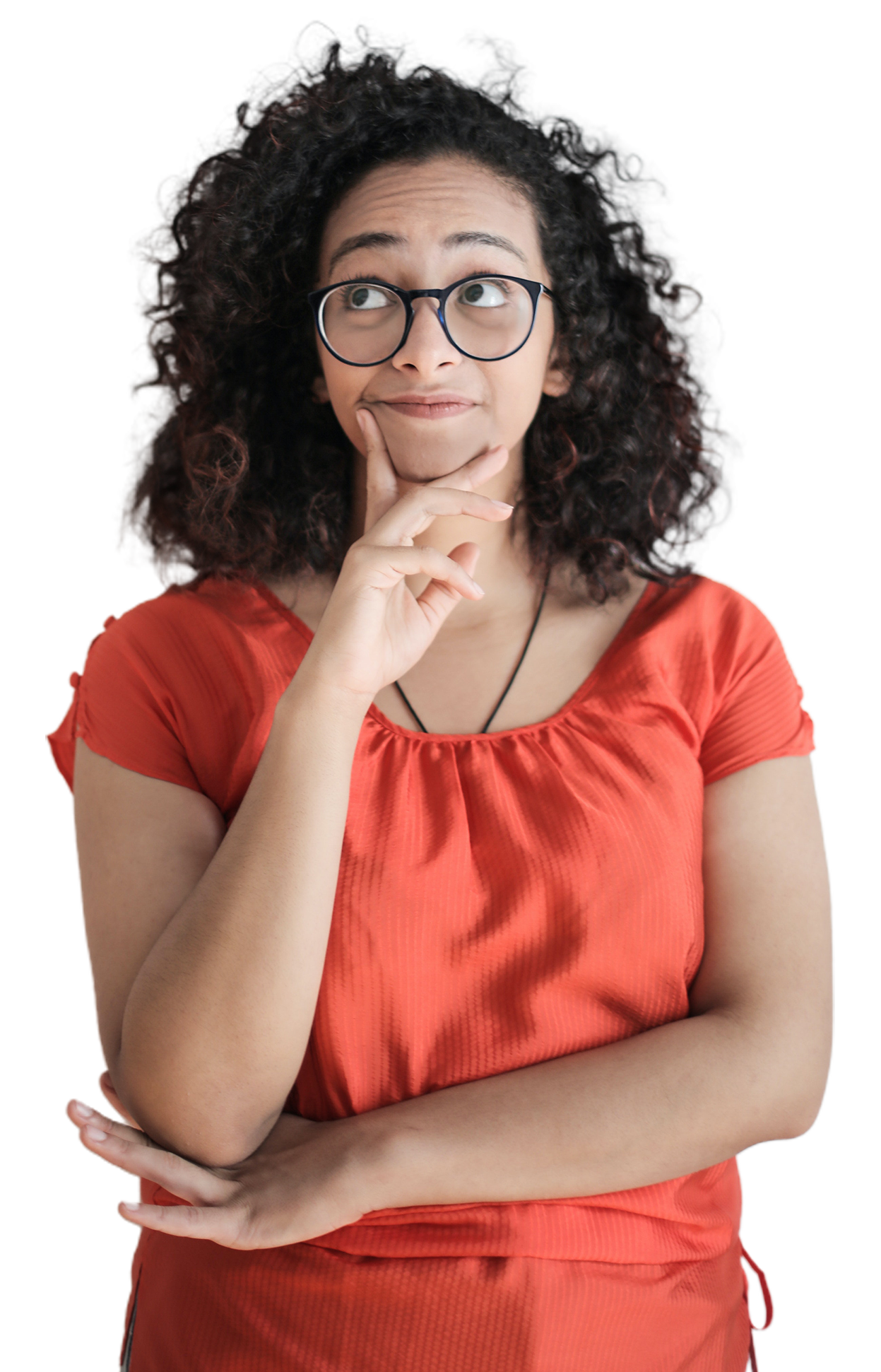 Une jeune femme debout, portant une blouse orange, tenant son menton dans sa main droite.