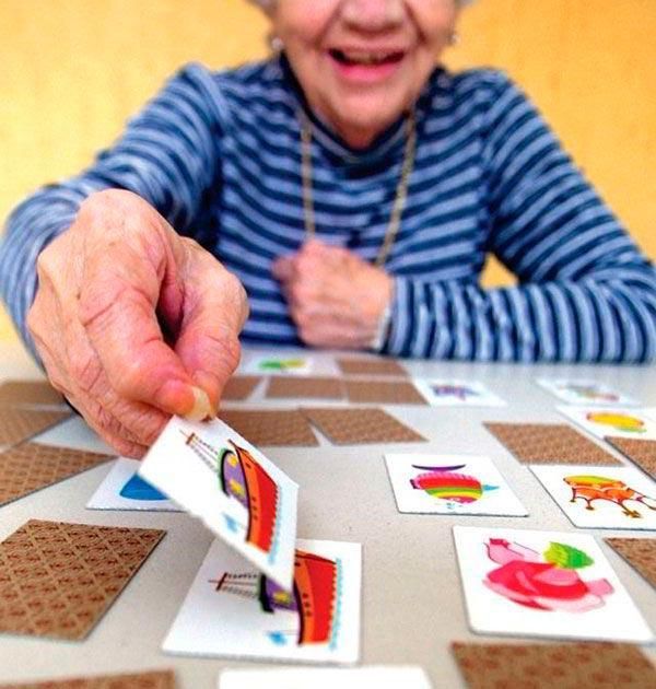 Una mujer con una camisa de rayas está jugando a las cartas.