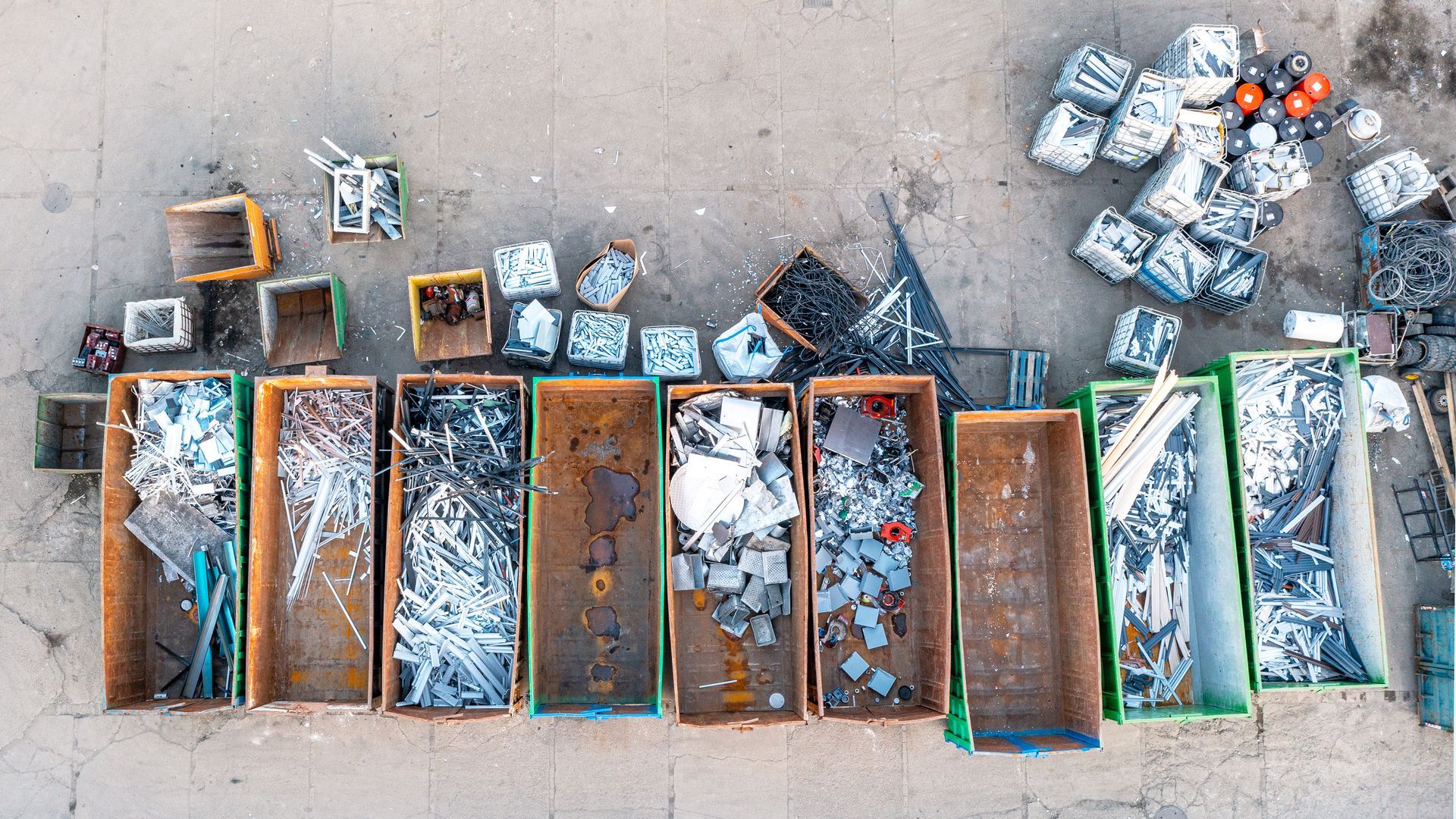 Containers from a height with different types of metal