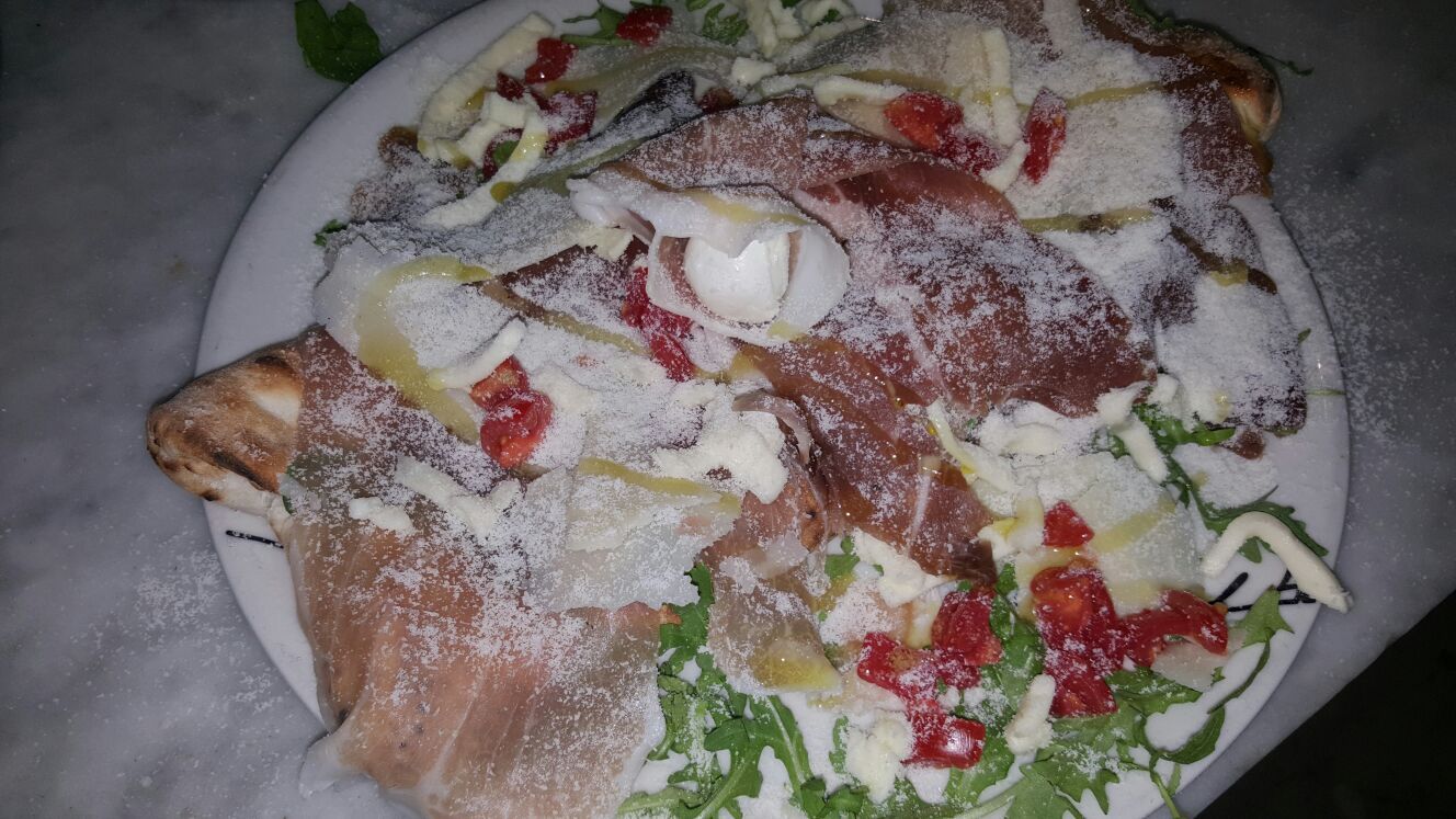 pizza ripiena rugola prosciutto grana mozzarella
