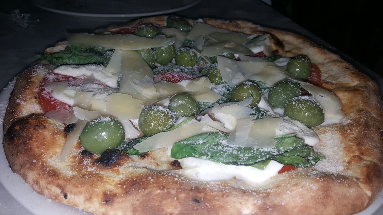 pizza caprese pomodori mozzarella olive grana