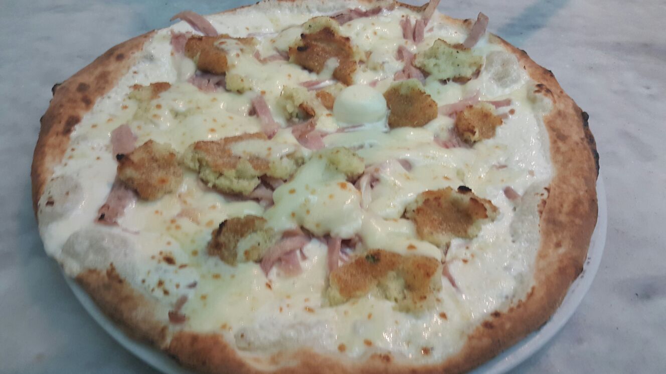 pizza fiocco panna mozzarella prosciutto cotto patate