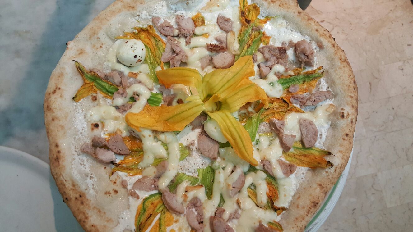 pizza fiorellino panna salsiccia mozzarella fiori di zucca
