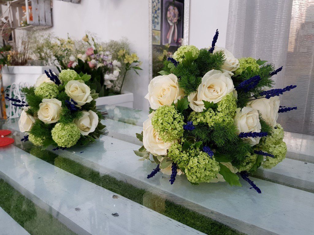 mazzo con rose bianche e fiori viola