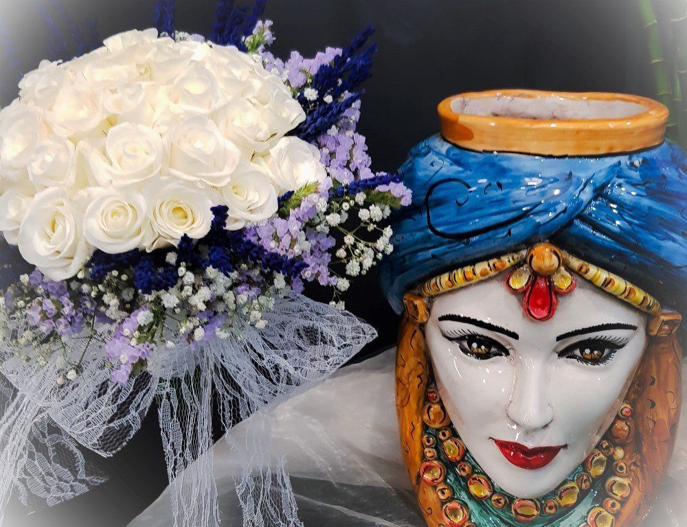 mazzo di rose bianche e fiori viola