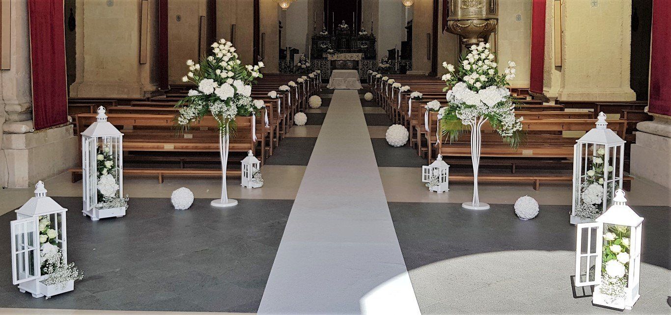 chiesa con decorazioni floreali