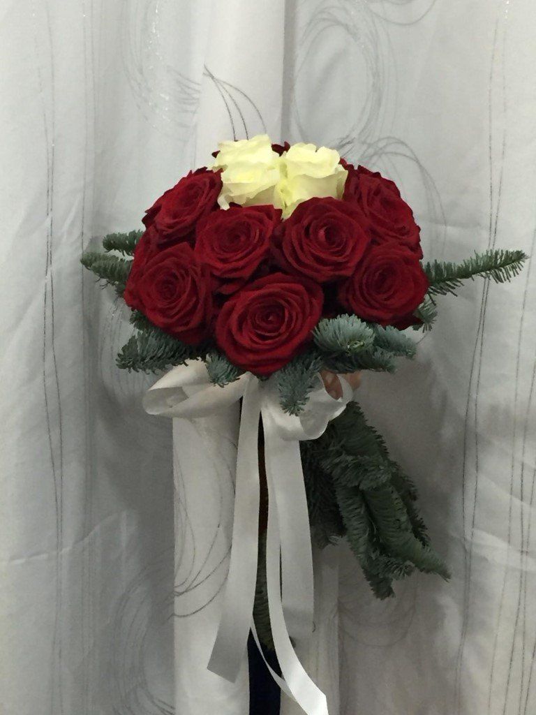 mazzo con rose rosse grandi