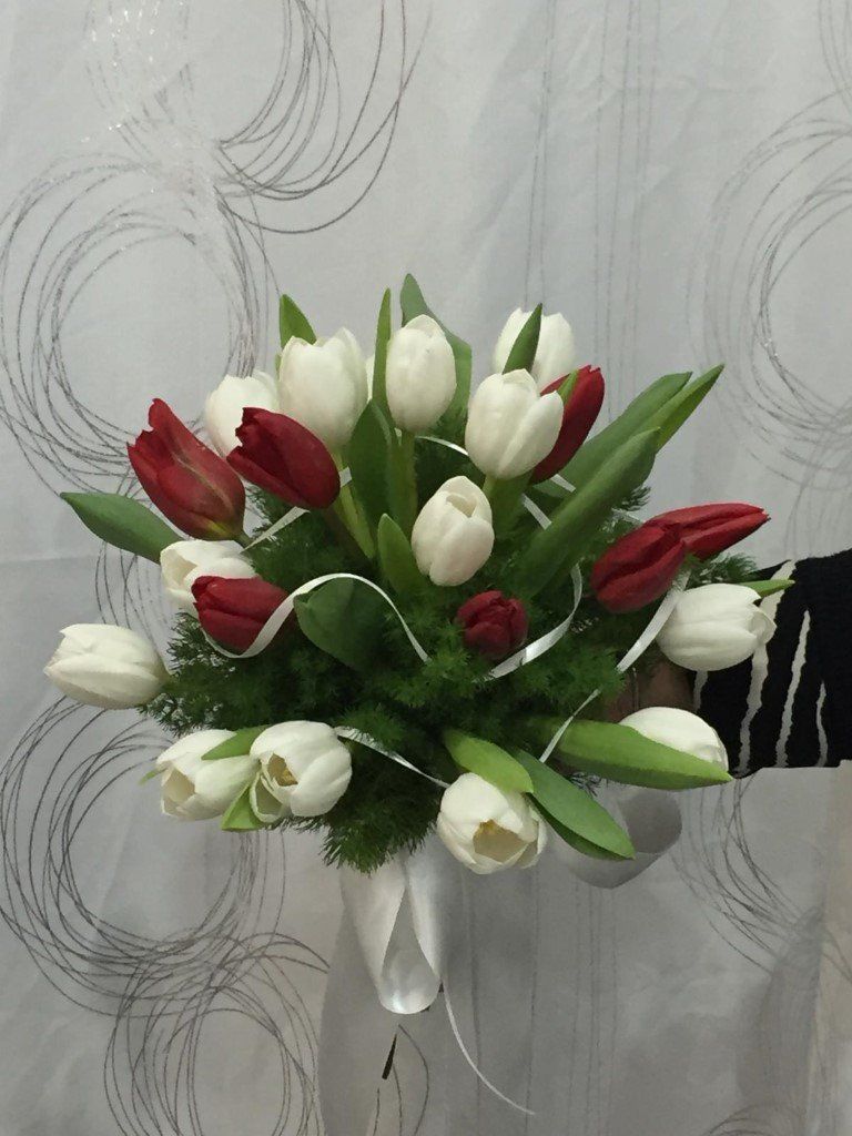 mazzo con tulipani bianchi e rossi